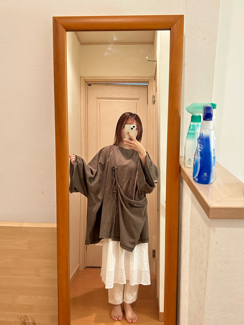 ブラウン系のTシャツ/カットソーを着用したレディースの秋コーディネートの2枚目の写真