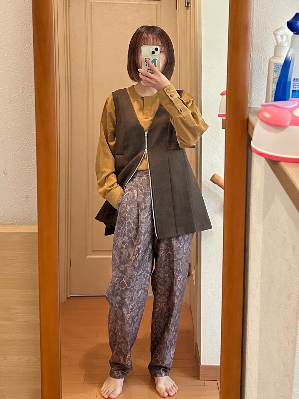 ブラウン系のパンツ、ブラウン系のシャツ/ブラウス、ブラウン系のベストを着用したレディースの冬コーディネートの2枚目の写真