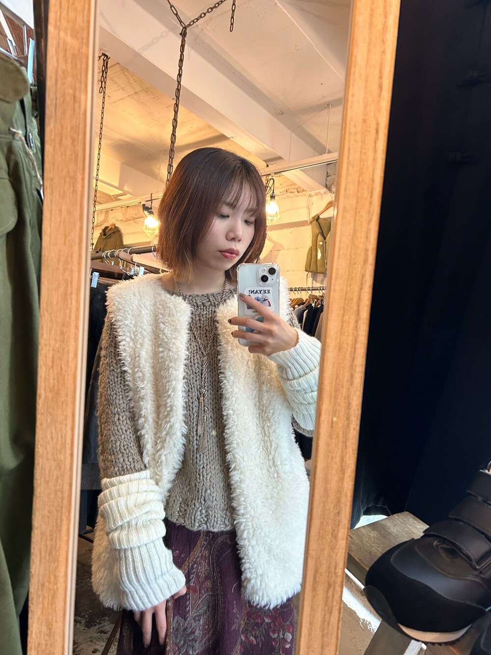 ベージュ系のシューズ、レッド系のスカート、グレー系のニット/セーターを着用したレディースの冬コーディネートの2枚目の写真