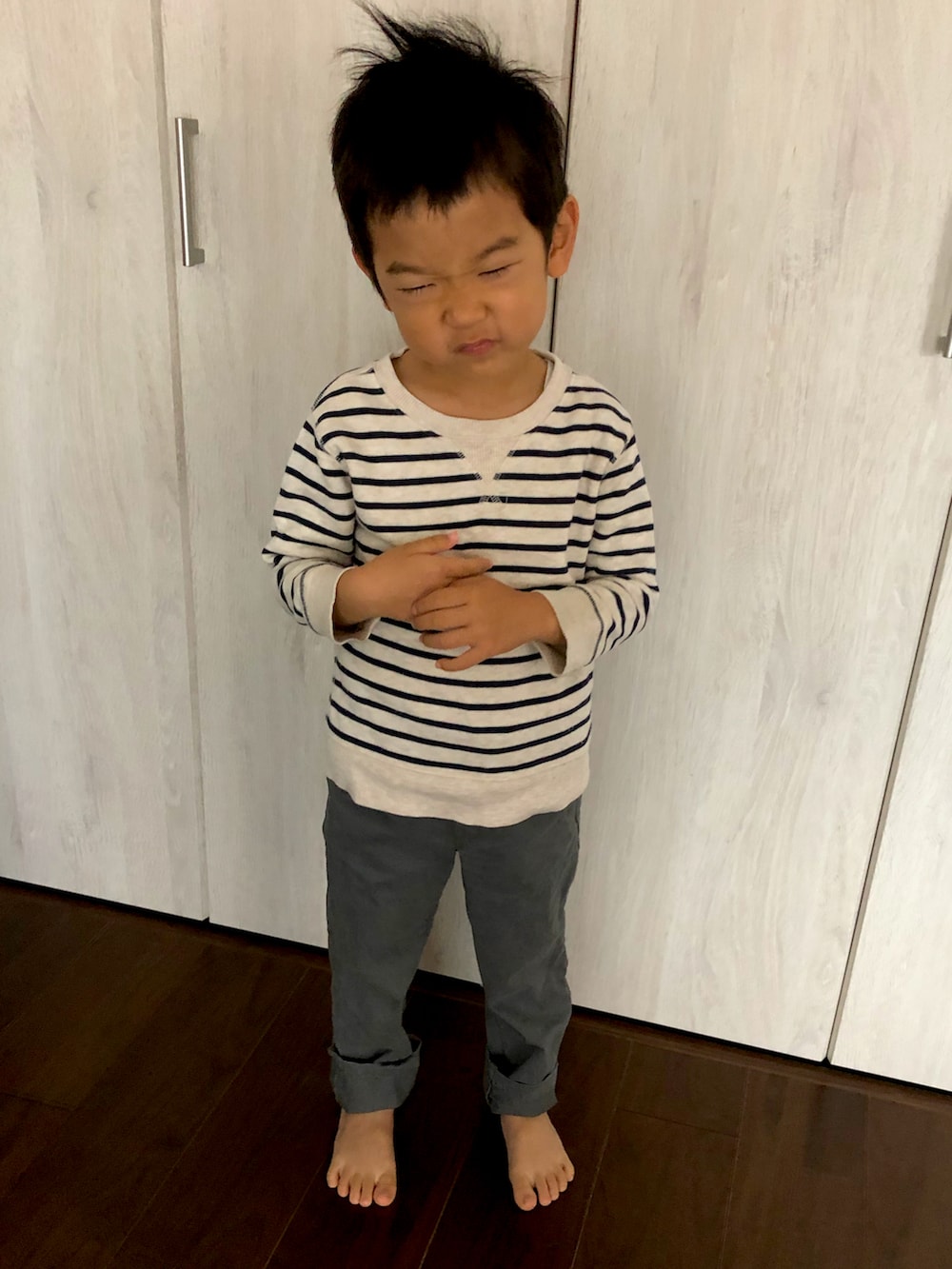 ベージュ系のTシャツ/カットソー、グレー系のチノパンツを着用したメンズの秋コーディネートの3枚目の写真