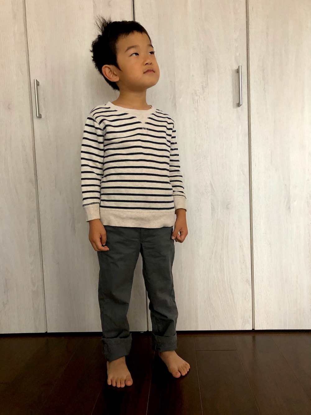 ベージュ系のTシャツ/カットソー、グレー系のチノパンツを着用したメンズの秋コーディネートの2枚目の写真