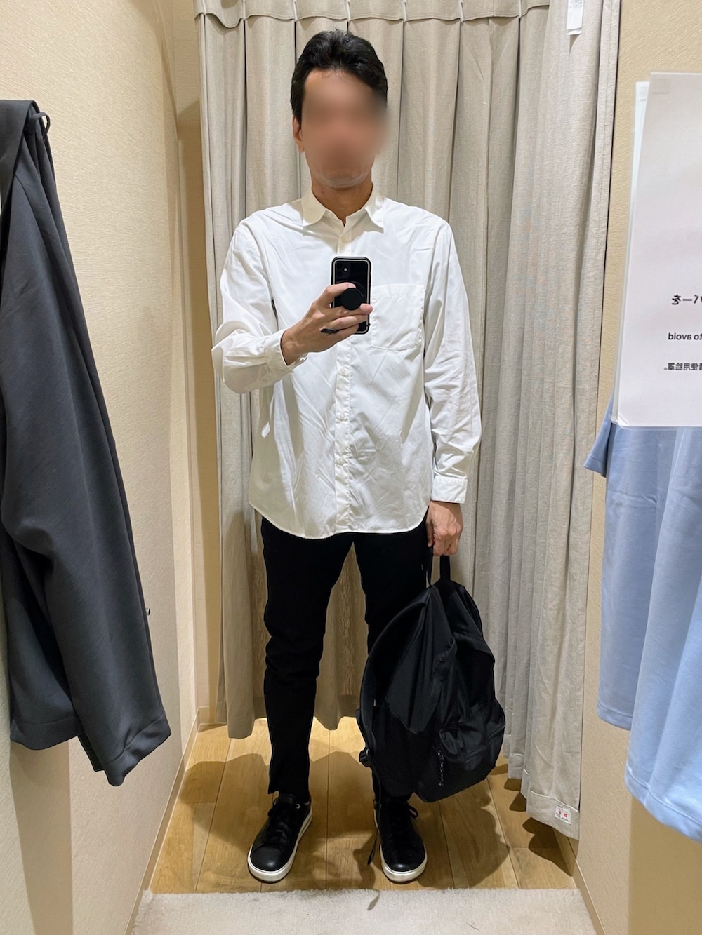 グレー系のテーラードジャケット、ブラック系のその他パンツ、ブラック系のスニーカーを着用したメンズの春コーディネートの2枚目の写真