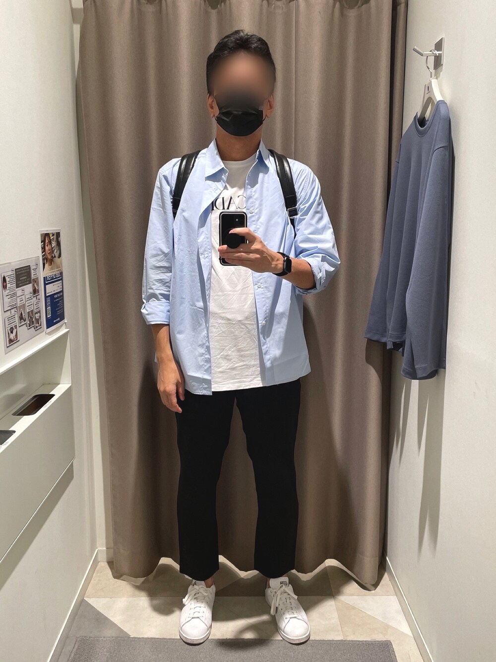 ホワイト系のTシャツ/カットソー、ブルー系のシャツ/ブラウス、ブラック系のバックパック/リュックを着用したメンズの夏コーディネートの2枚目の写真