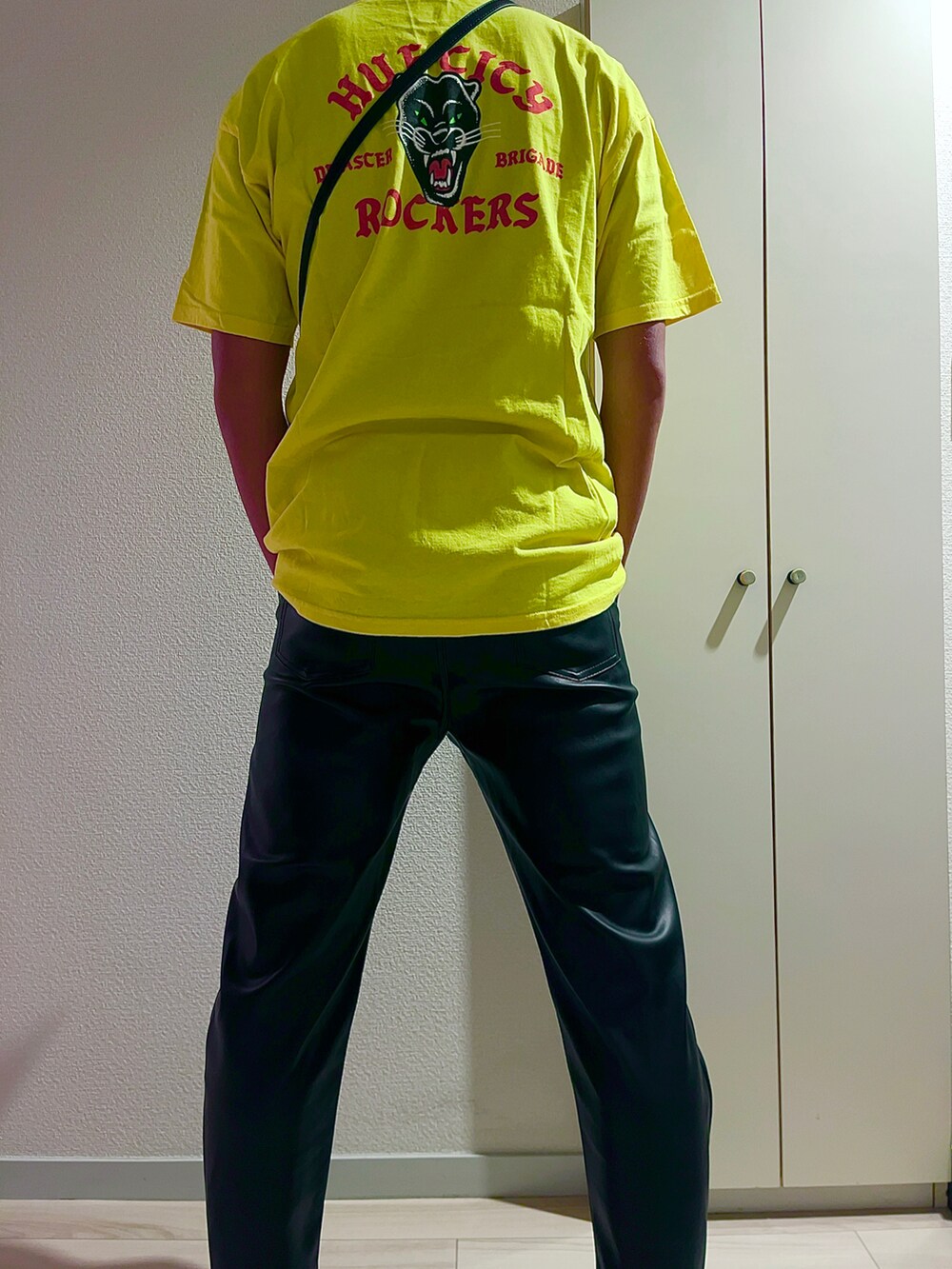 「バイカースタイル、ミックススタイル、レザーバッグ、レザーパンツ、大学生コーデ、肩幅広い族、イエローTシャツ、イエロー、HUF、家」｜「HUFのDISASTER BRIGADE TEE　HUF / ハフ Tシャツ（Tシャツ/カットソー、イエロー系）」を使った、yb.さん（メンズ・177cm）の夏コーディネートの2枚目の写真