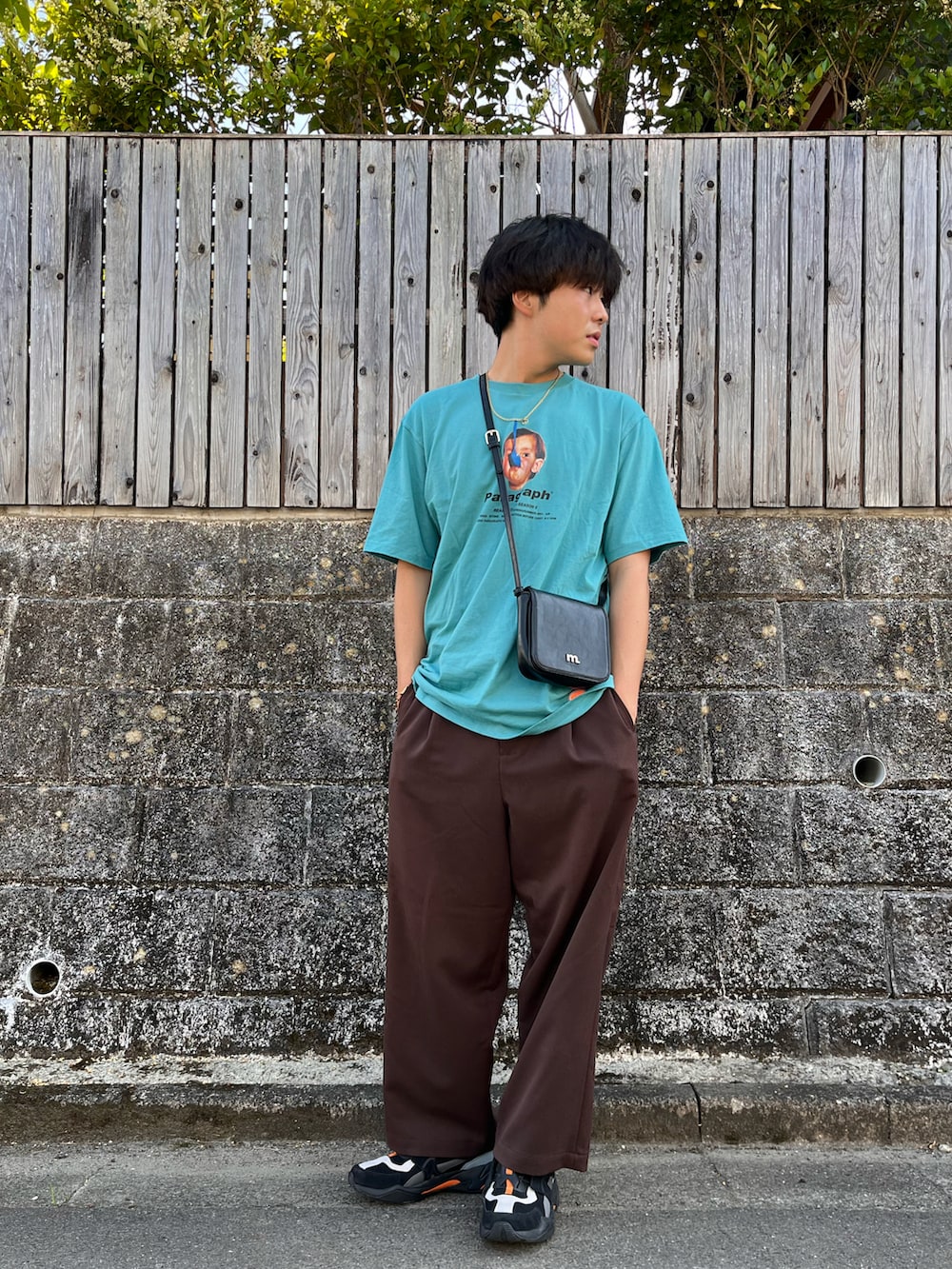 「Paragraph、パラグラフ、茶色スラックス、レザーバッグ、明るめカラー、肩幅広い族、仙台、大学生、休日すたいる、夏服」|「HUFのCIRCLE H NECKLACE GOLD HUF ハフ ネックレス(ネックレス、ゴールド系)」を使った、yb.さん(メンズ・177cm)の夏コーディネートの2枚目の写真