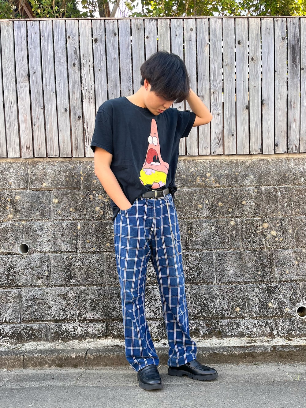 ブラック系のTシャツ/カットソー、ブルー系のパンツ、ブラック系のローファーを着用したメンズの夏コーディネートの2枚目の写真