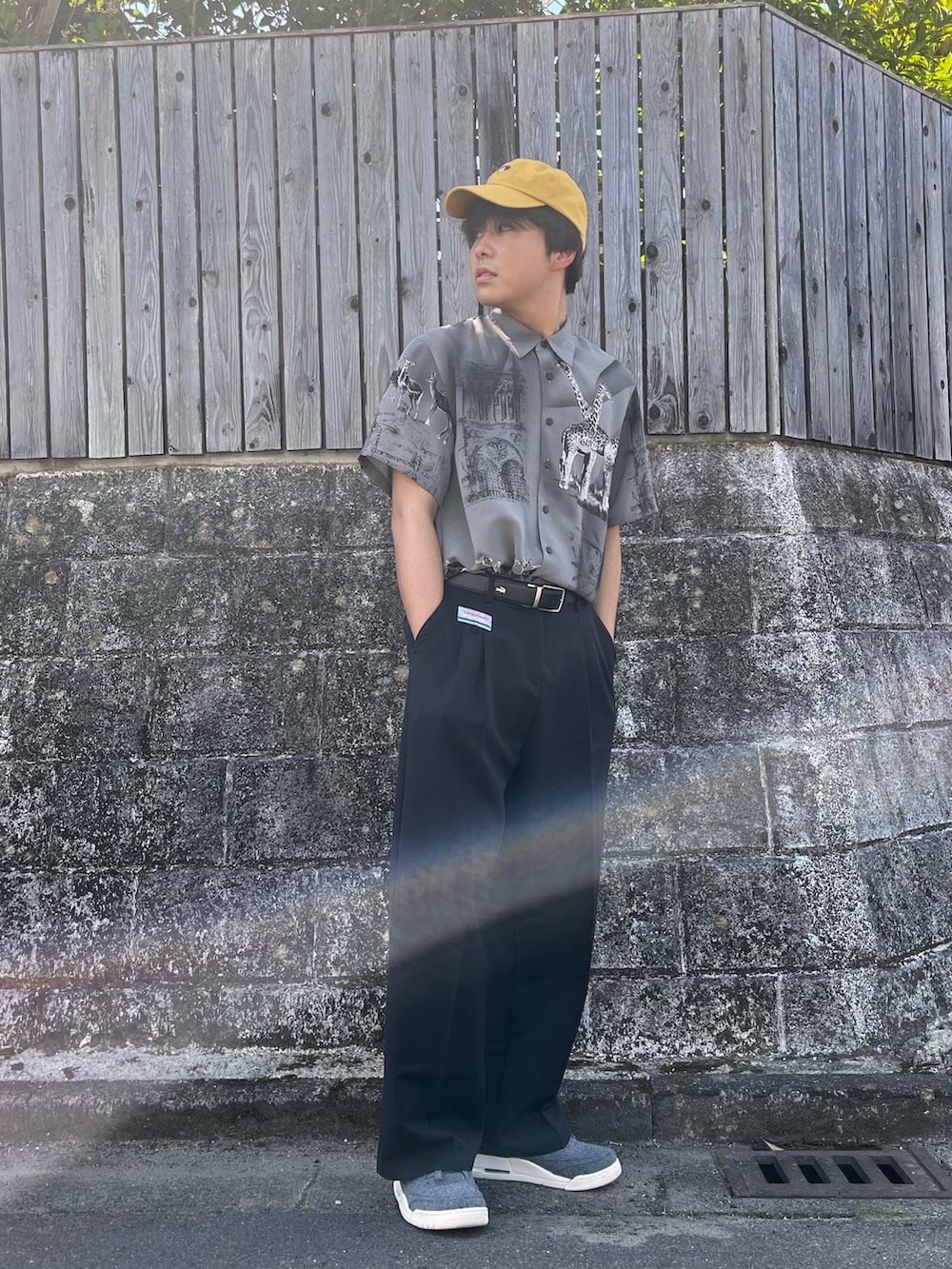 「柄シャツっていいよね、柄シャツコーデ、イエローキャップ、westboy、エアジョーダン、黒スラックス、大学生コーデ、肩幅広い族、仙台、インスタもフォローお願いします」｜「ブランド不明のアイテム（キャップ、イエロー系）」を使った、yb.さん（メンズ・177cm）の夏コーディネートの2枚目の写真