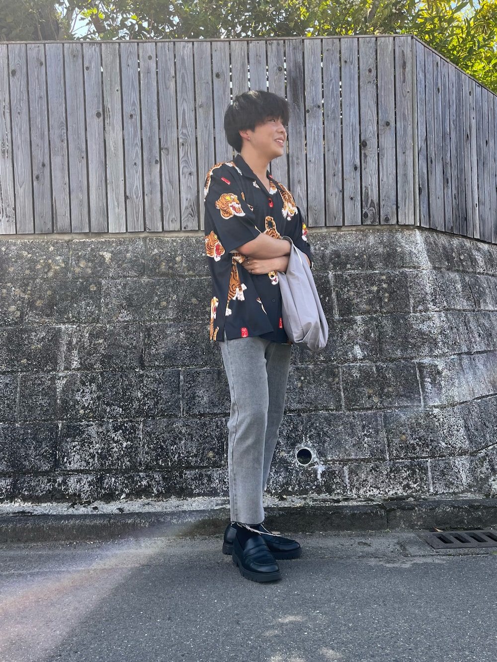 「虎柄、虎、マルシェバッグ、GIDEAL、ZARAローファー、大学生コーデ、仙台、インスタフォローしてね!、インスタもフォローお願いします、インスタやってます」|「gidealのアイテム(シャツ/ブラウス、ブラック系)」を使った、yb.さん(メンズ・177cm)の夏コーディネートの2枚目の写真