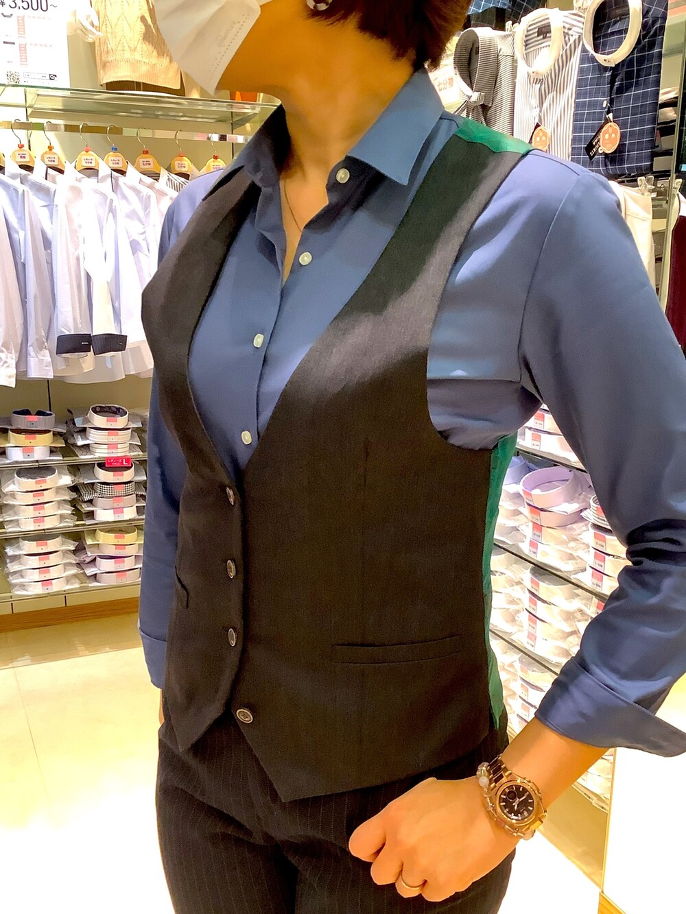 ブルー系のビジネスシャツを着用したレディースの秋コーディネートの2枚目の写真