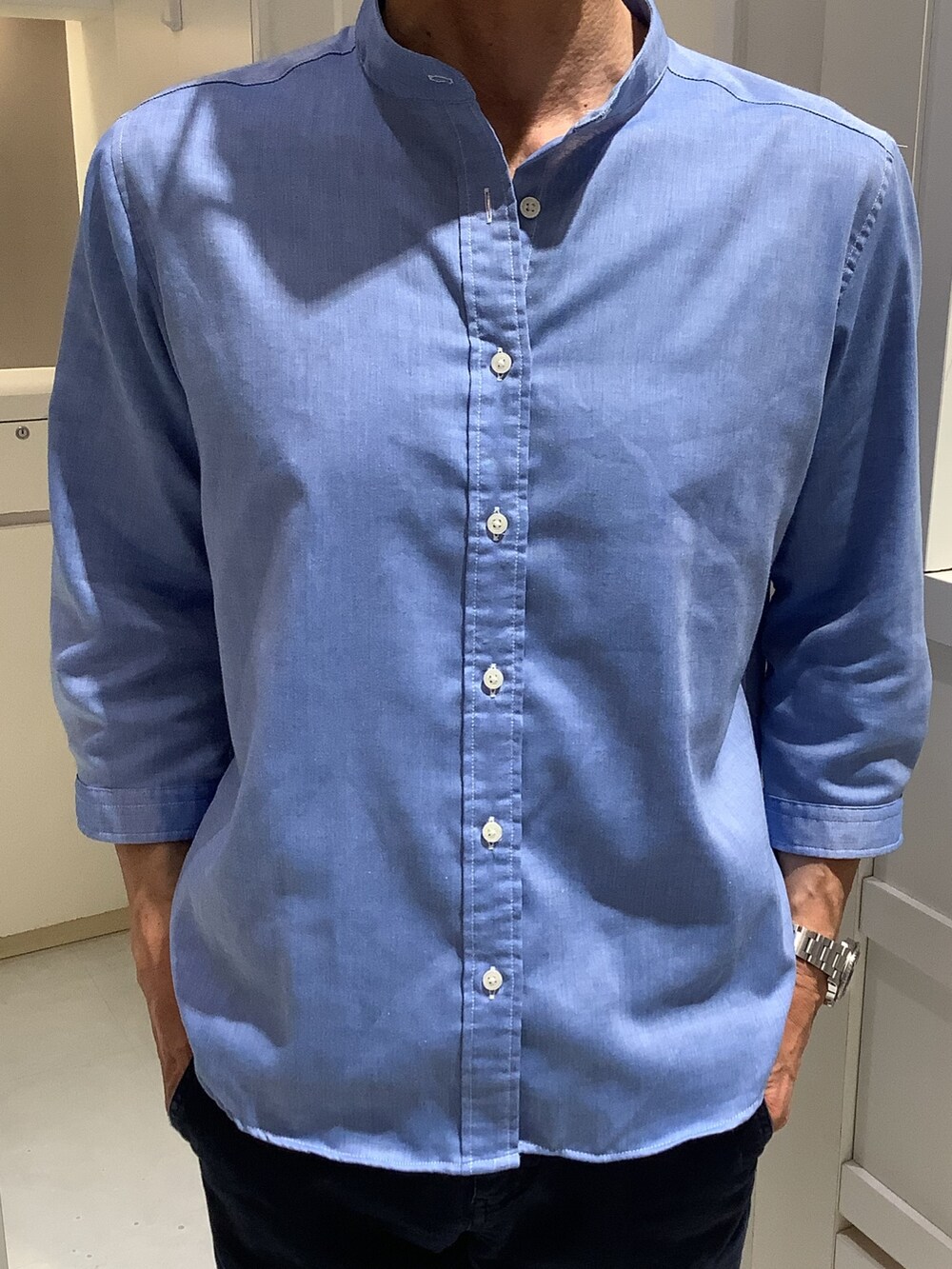 ブルー系のシャツ/ブラウスを着用したメンズの夏コーディネートの2枚目の写真