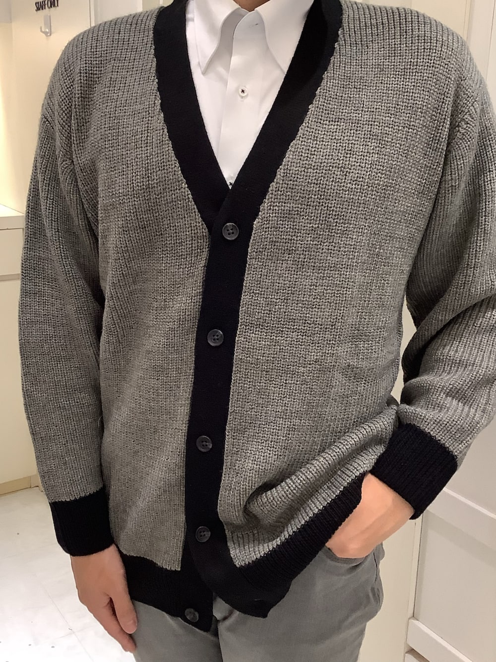 ホワイト系のビジネスシャツ、グレー系のカーディガン/ボレロを着用したメンズの秋コーディネートの2枚目の写真