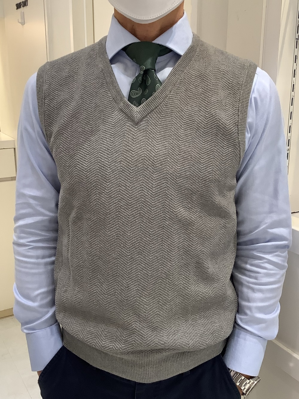 グレー系のベスト、その他のネクタイを着用したメンズの春コーディネートの2枚目の写真