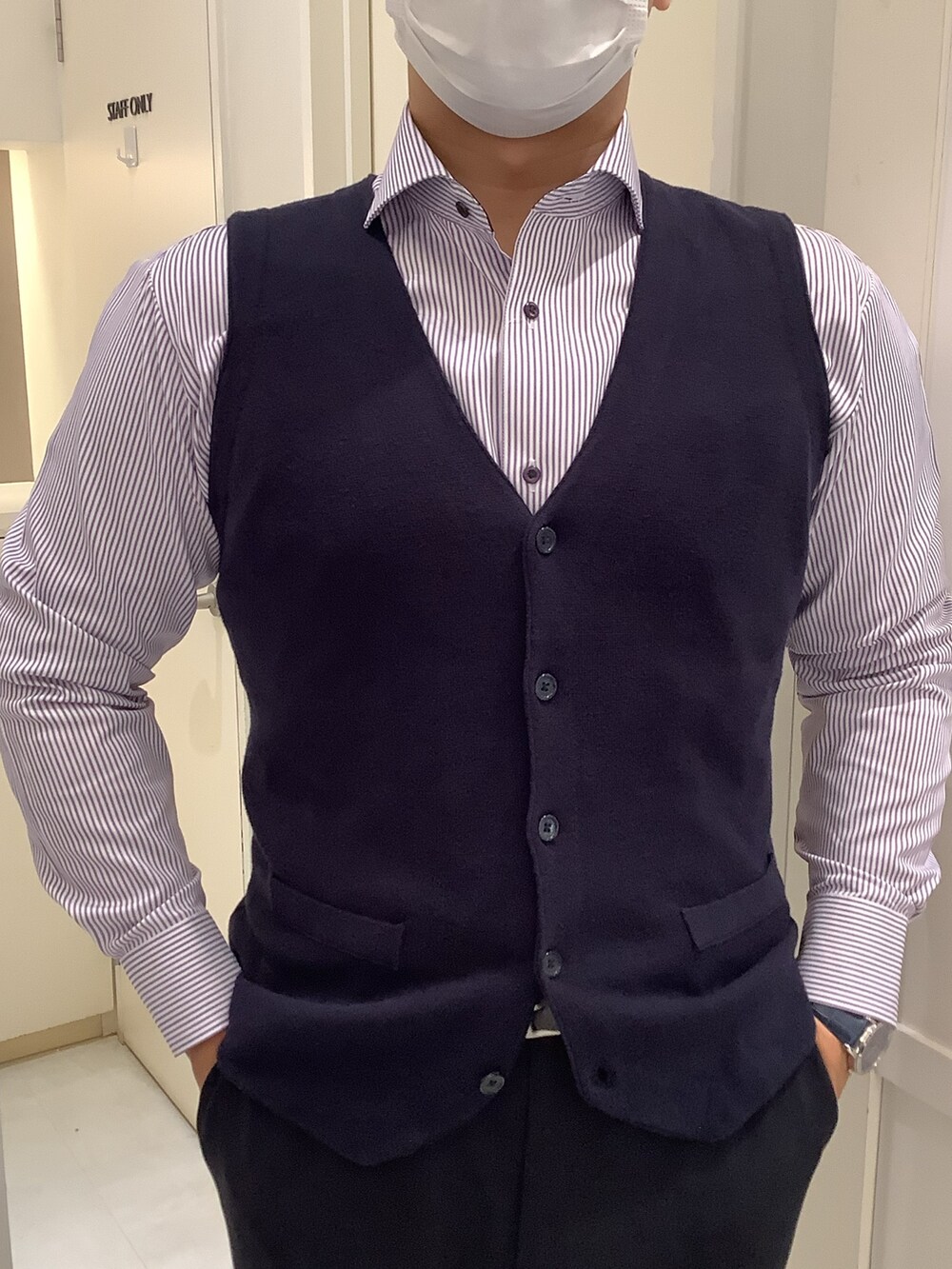 ブルー系のベスト、パープル系のビジネスシャツを着用したメンズの秋コーディネートの2枚目の写真