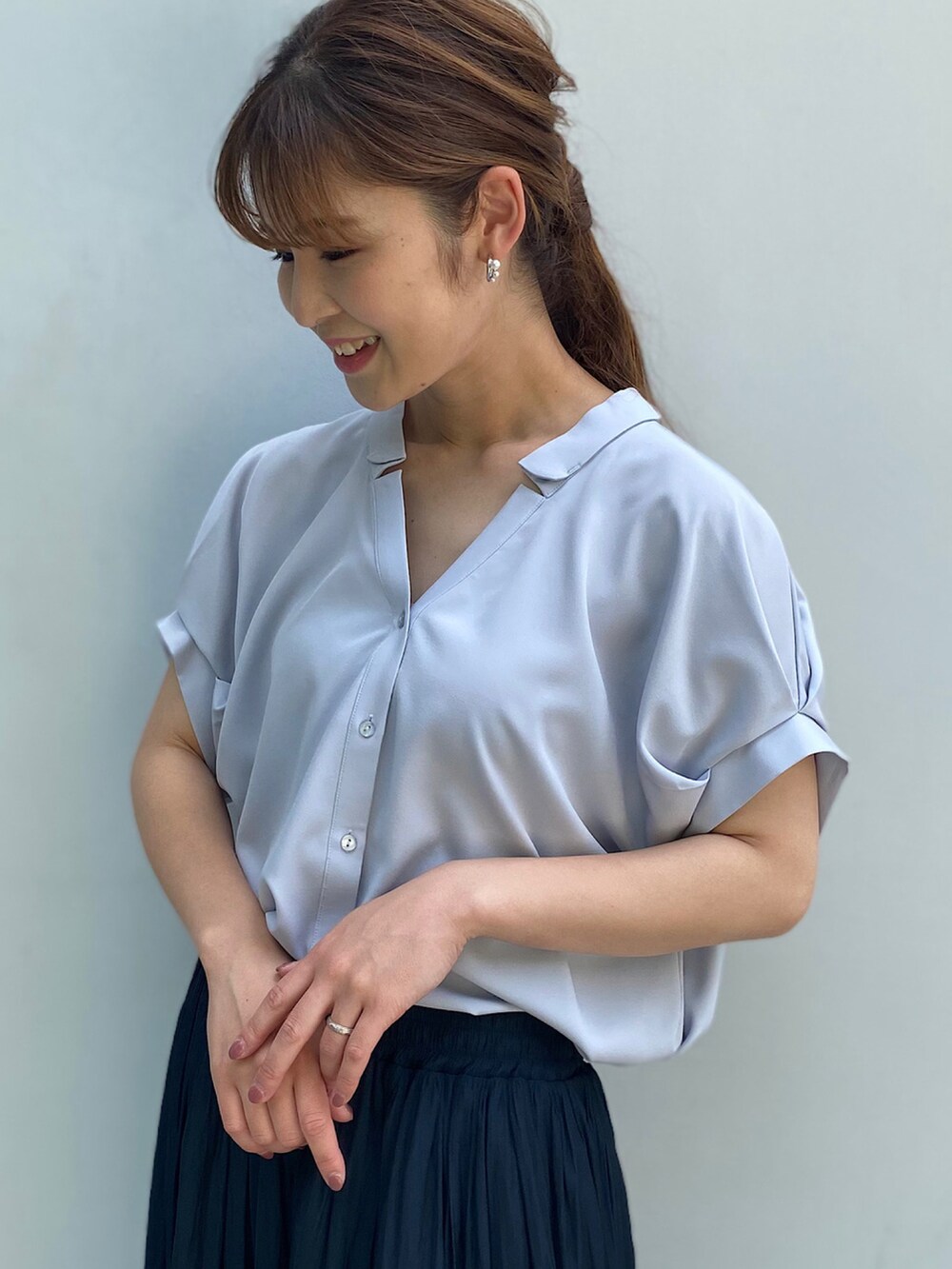 「初夏コーデ、夏コーデ、オトナカジュアル、オフィスカジュアル、きれいめカジュアル、ママファッション、ママコーデ、シンプルコーデ、カジュアル、休日スタイル、シンプル、キレイめ、プチプラ、スープ、SOUP」｜「SOUPのキザミエリブラウス（シャツ/ブラウス、ブルー系）」を使った、SOUPさん（レディース・163cm）の春コーディネートの2枚目の写真
