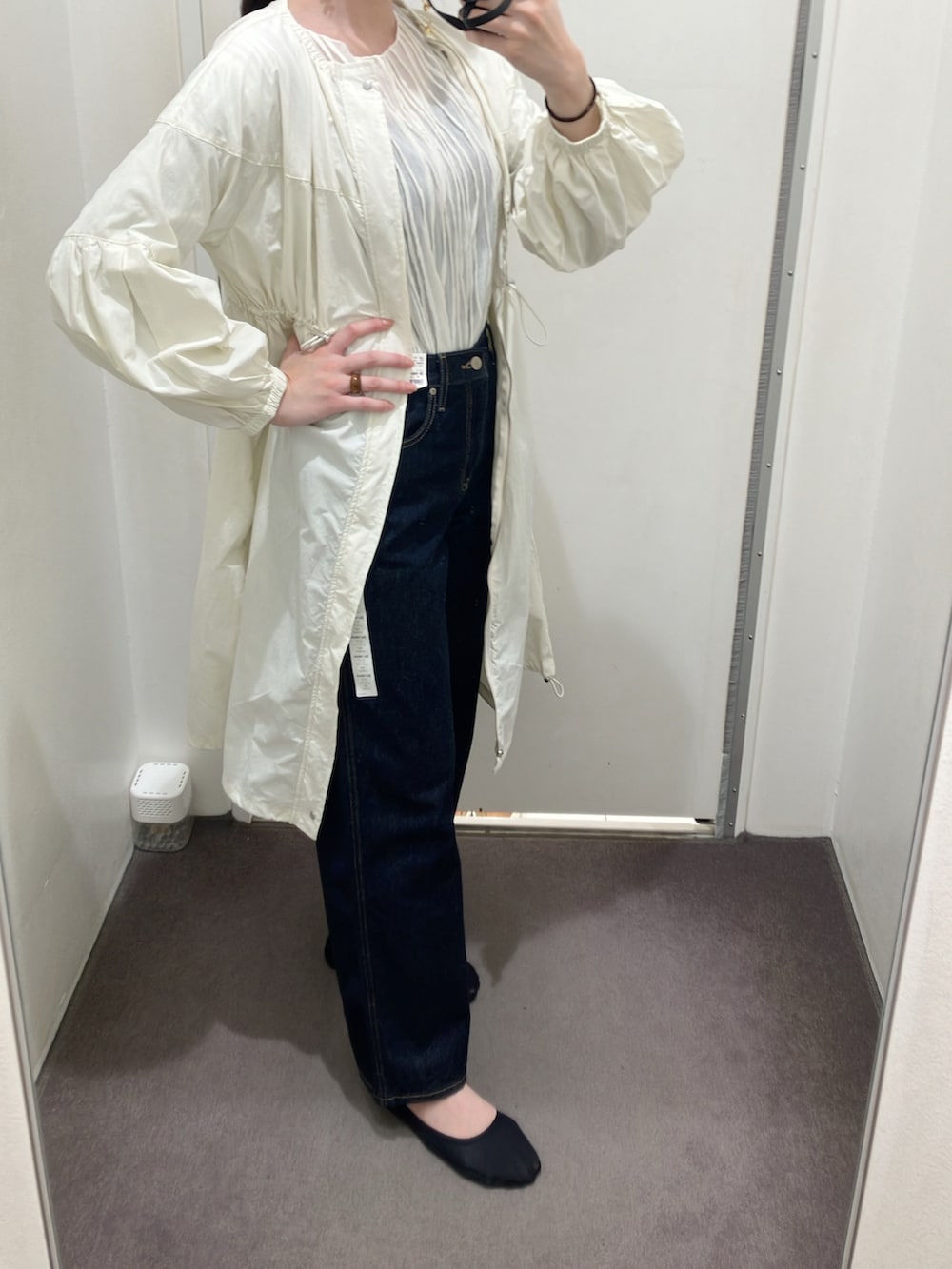 ホワイト系のシャツ/ブラウス、ブラウン系のスカートを着用したレディースの夏コーディネートの2枚目の写真