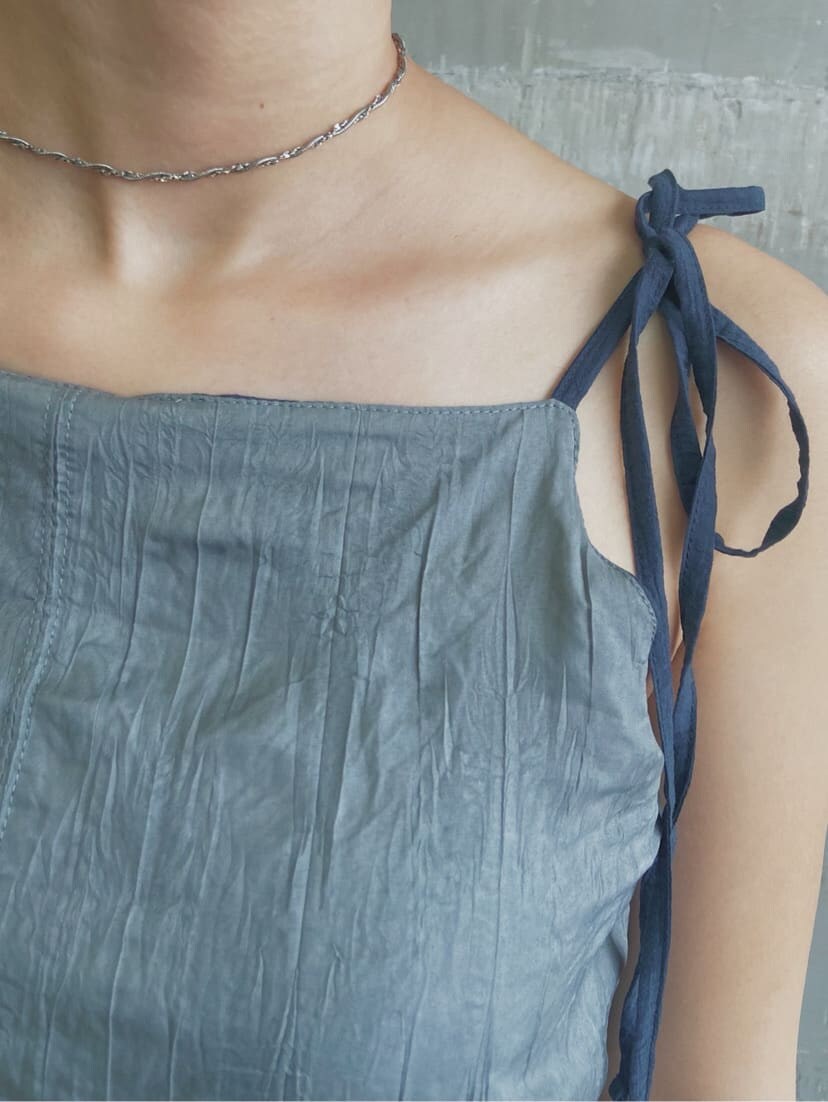 グレー系のワンピース、ホワイト系のサンダル、ホワイト系のハンドバッグを着用したレディースの夏コーディネートの5枚目の写真