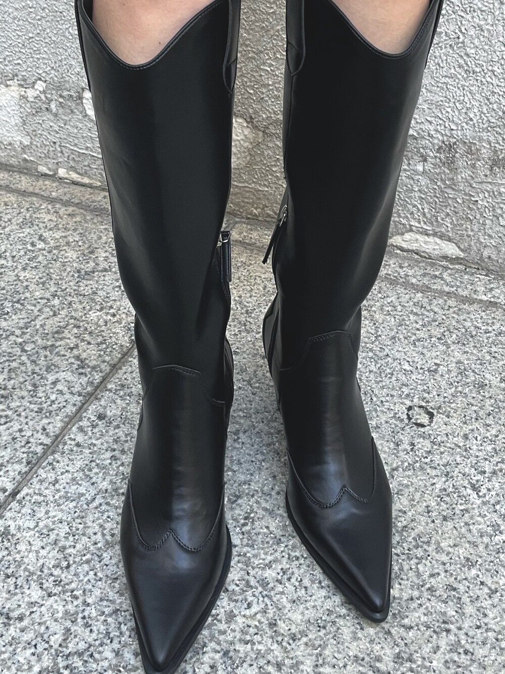 ホワイト系のスカート、ホワイト系のキャミソール、ベージュ系のワンピースを着用したレディースの冬コーディネートの5枚目の写真