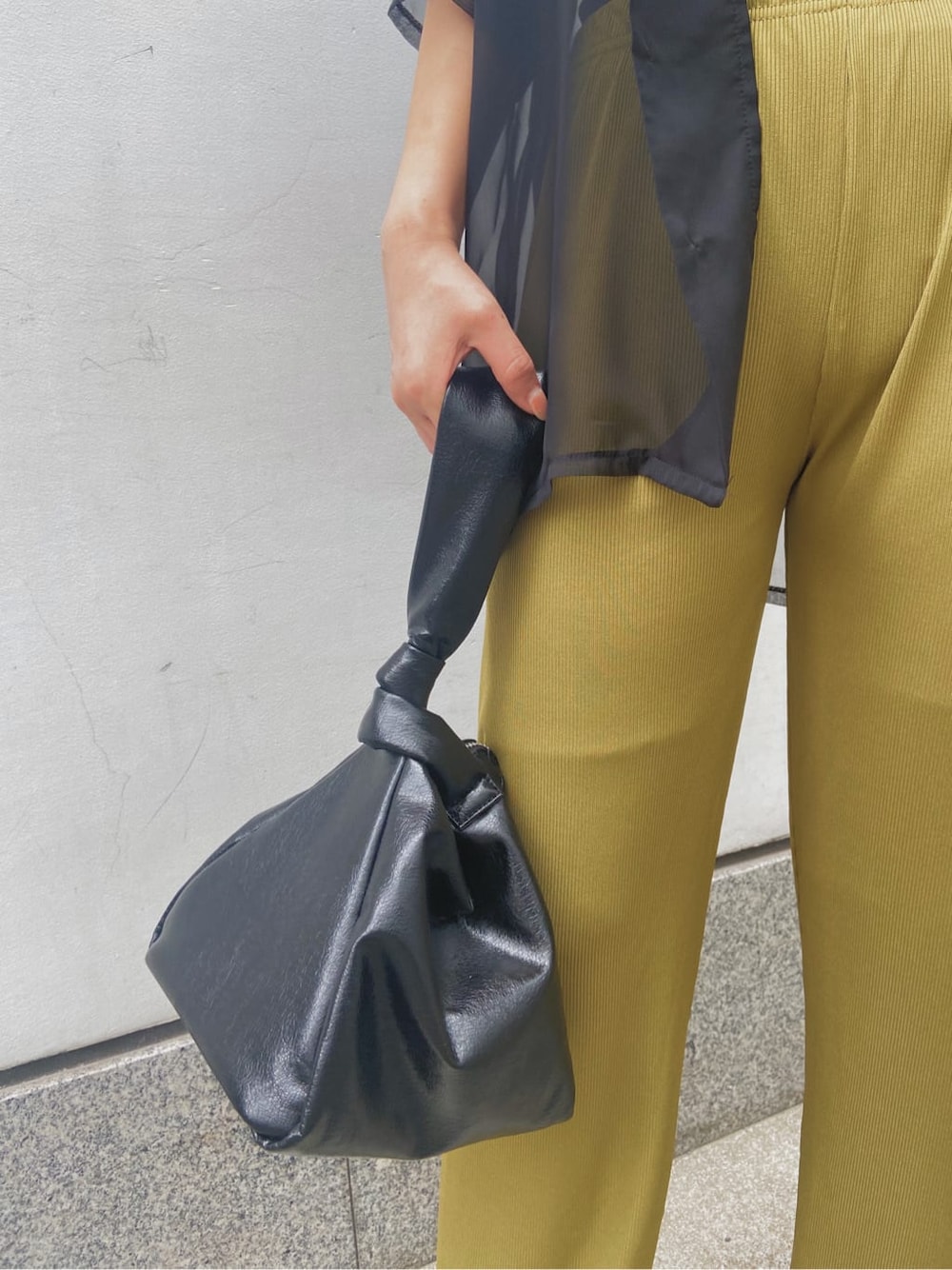 ブラック系のサンダル、ブラック系のシャツ/ブラウス、イエロー系のその他パンツを着用したレディースの夏コーディネートの4枚目の写真