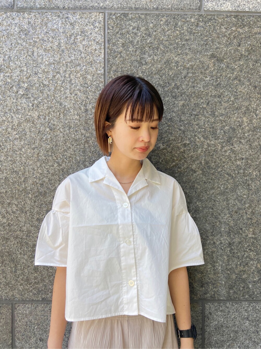 ホワイト系のサンダル、ホワイト系のその他パンツ、ホワイト系のシャツ/ブラウスを着用したレディースの春コーディネートの3枚目の写真