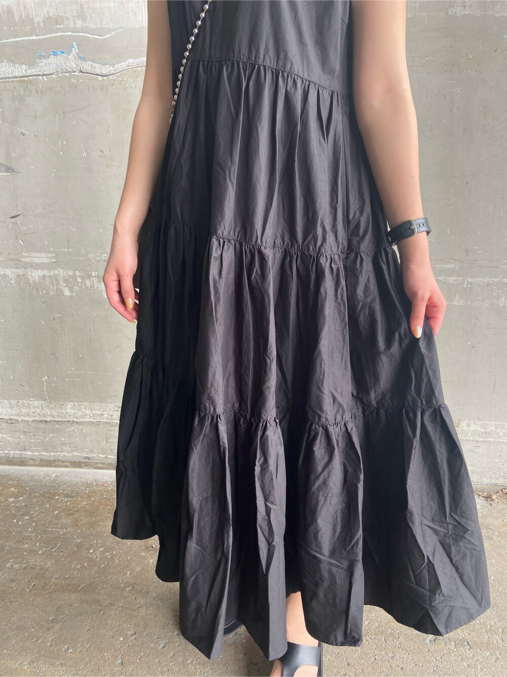 ブラック系のサンダル、ホワイト系のショルダーバッグ、ブラック系のワンピースを着用したレディースの夏コーディネートの5枚目の写真