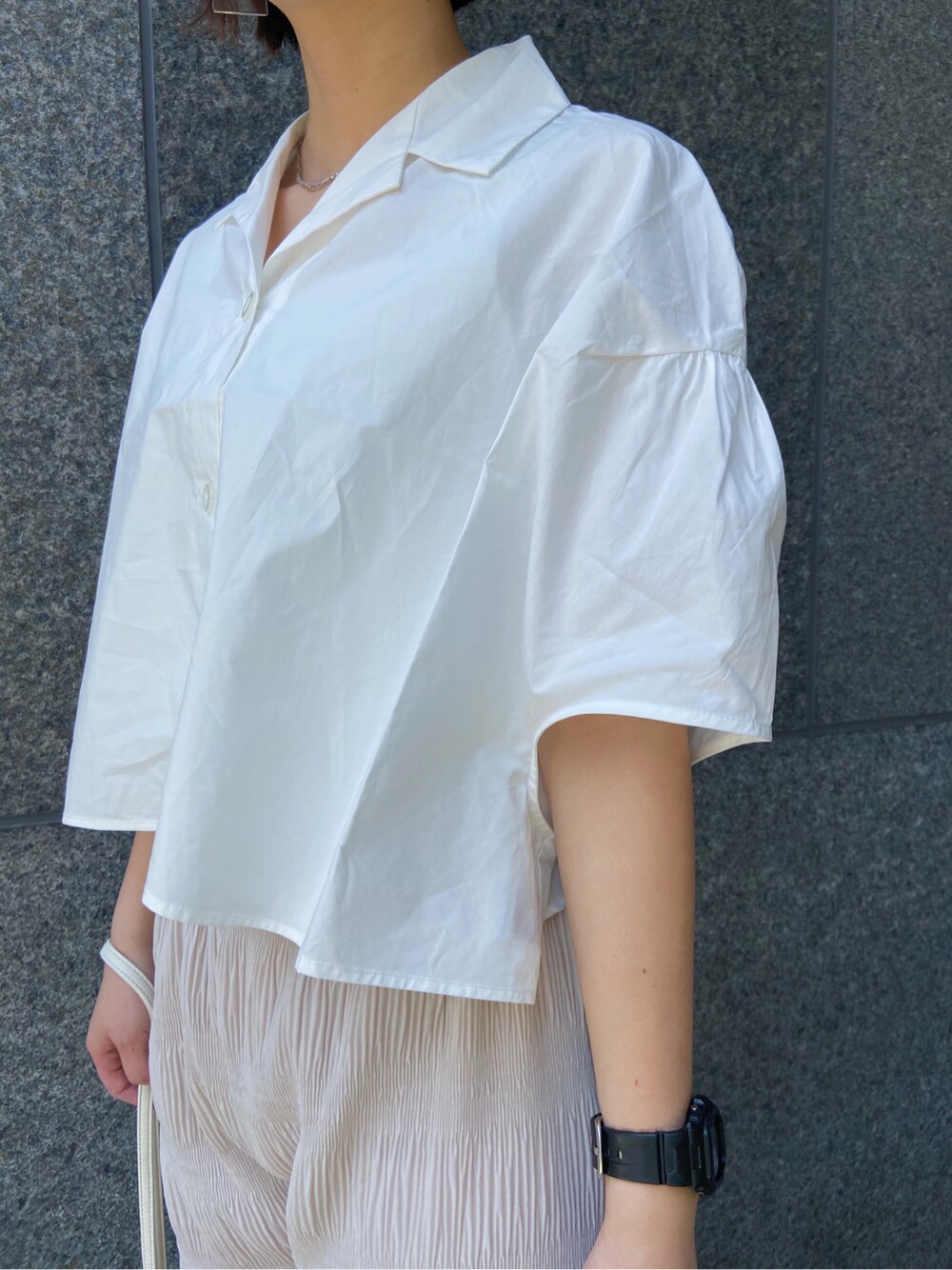 ホワイト系のサンダル、ホワイト系のその他パンツ、ホワイト系のシャツ/ブラウスを着用したレディースの春コーディネートの2枚目の写真