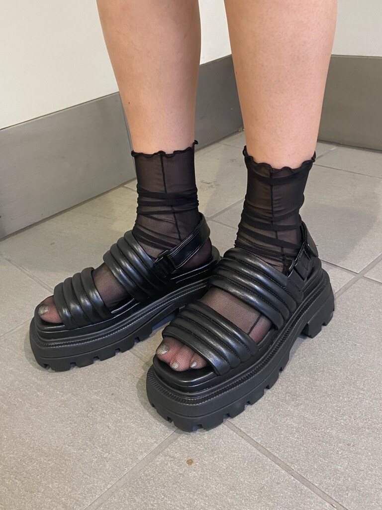 ブラック系のワンピース、ブラック系のサンダル、ブラック系のショルダーバッグを着用したレディースの春コーディネートの5枚目の写真