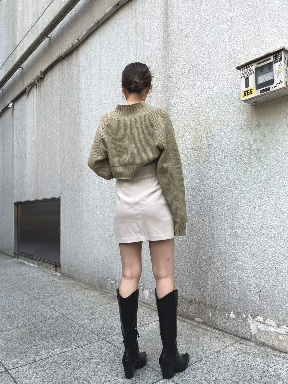 ホワイト系のスカート、ホワイト系のキャミソール、ベージュ系のワンピースを着用したレディースの冬コーディネートの2枚目の写真