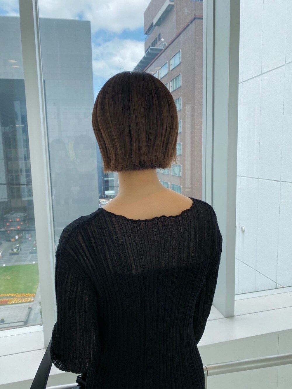 ブラック系のサンダル、ブラック系のショルダーバッグ、ブラック系のワンピースを着用したレディースの春コーディネートの2枚目の写真