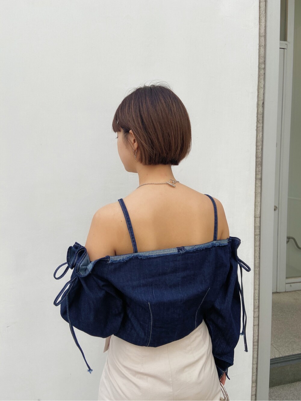 ベージュ系のハンドバッグ、ベージュ系のその他パンツ、ブルー系のシャツ/ブラウスを着用したレディースの春コーディネートの3枚目の写真