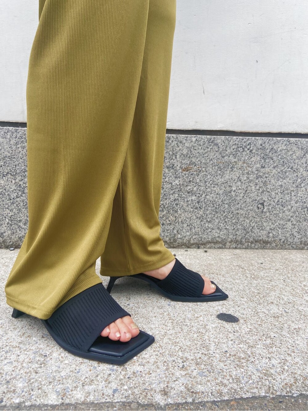 ブラック系のサンダル、ブラック系のシャツ/ブラウス、イエロー系のその他パンツを着用したレディースの夏コーディネートの5枚目の写真