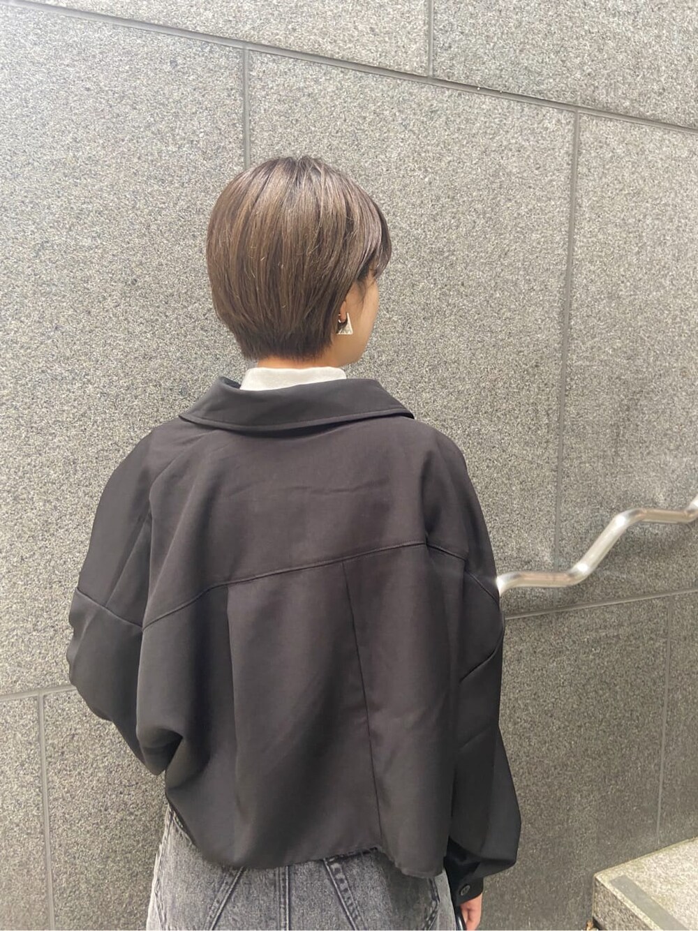 ブラック系のハンドバッグ、ブラック系のテーラードジャケット、ホワイト系のTシャツ/カットソーを着用したレディースの夏コーディネートの3枚目の写真