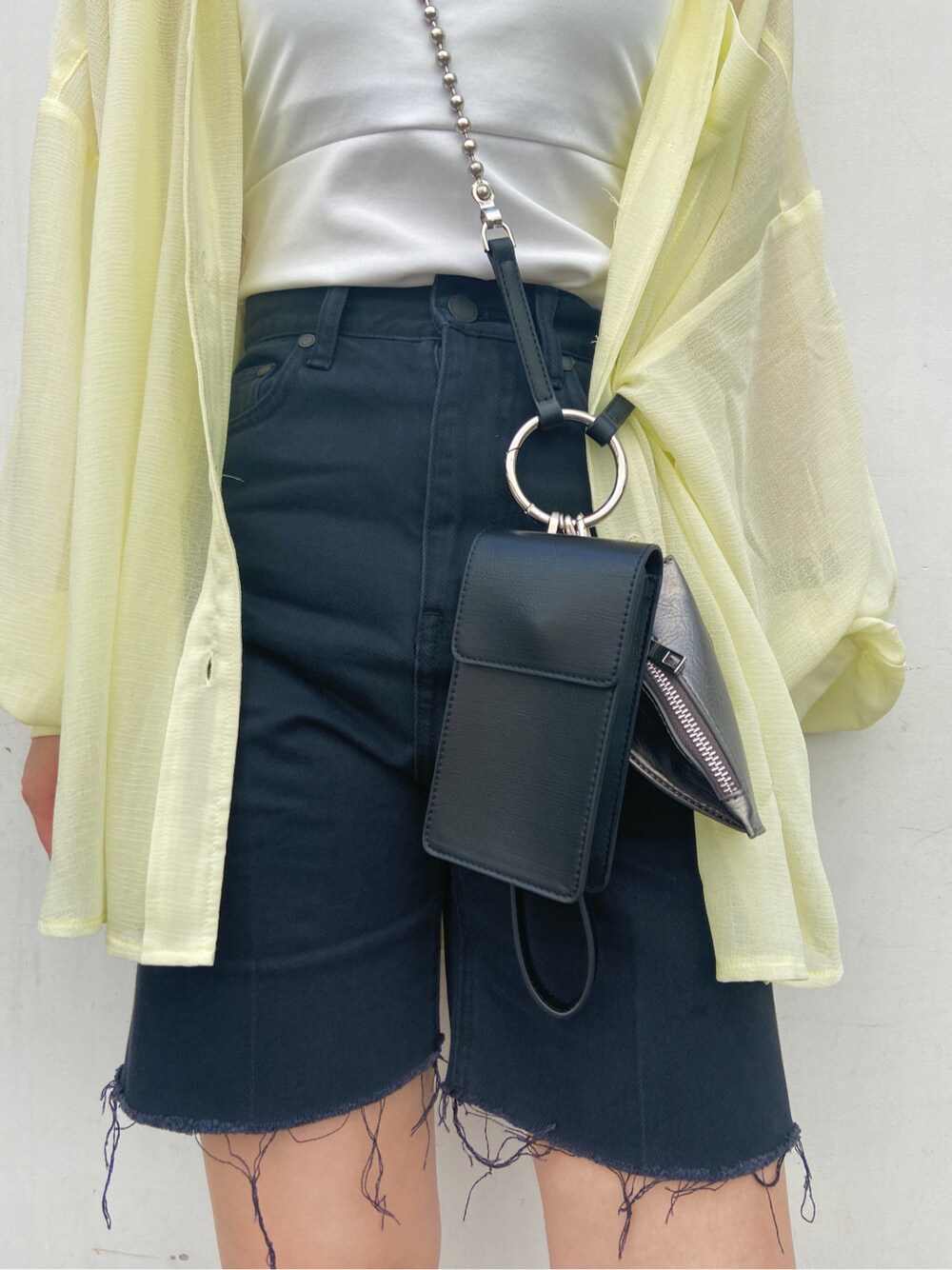 イエロー系のシャツ/ブラウス、ブラック系のサンダル、ブラック系のデニムパンツを着用したレディースの夏コーディネートの4枚目の写真