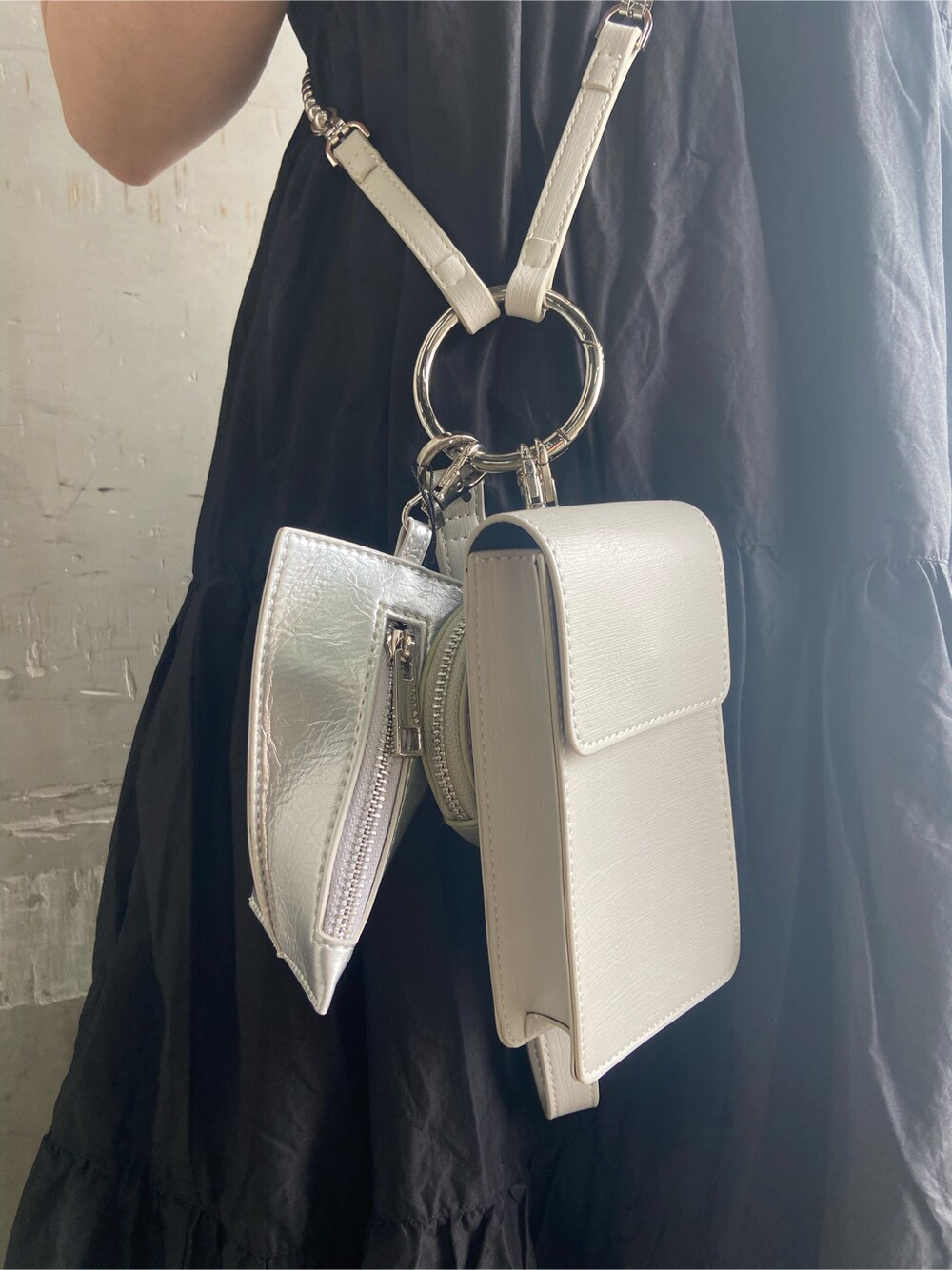 ブラック系のサンダル、ホワイト系のショルダーバッグ、ブラック系のワンピースを着用したレディースの夏コーディネートの6枚目の写真