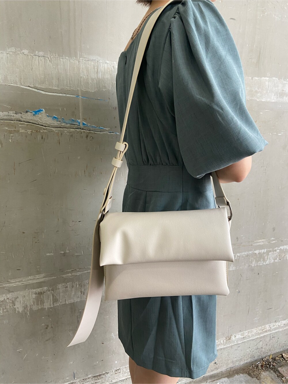 ホワイト系のショルダーバッグ、グリーン系のワンピース、ホワイト系のサンダルを着用したレディースの春コーディネートの6枚目の写真