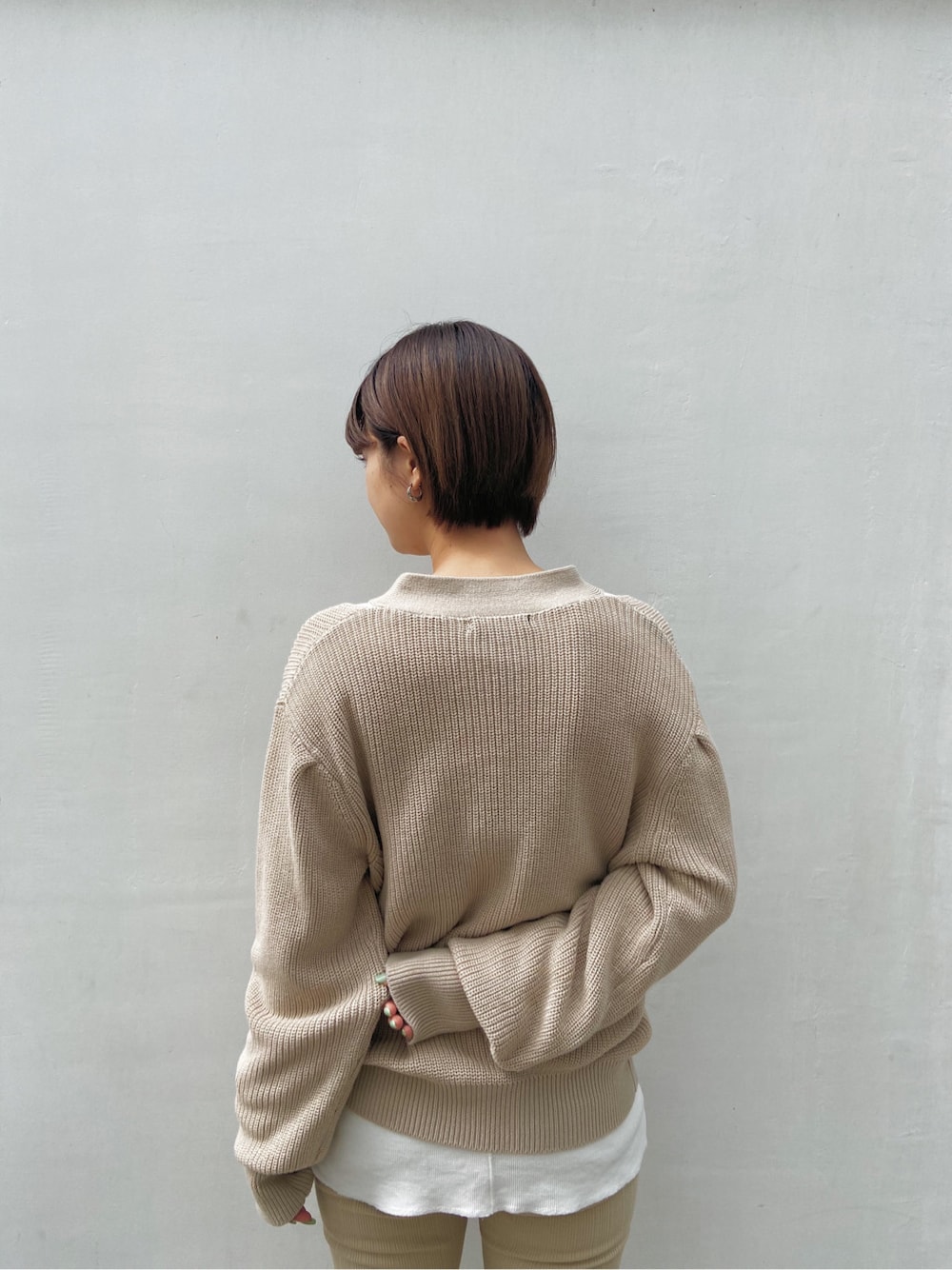 ベージュ系のその他パンツ、ブラック系のサンダル、ブラック系のハンドバッグを着用したレディースの春コーディネートの3枚目の写真