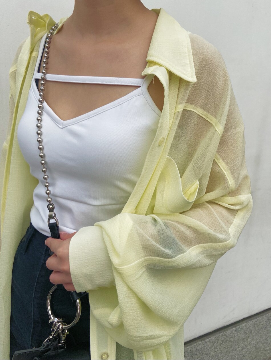 イエロー系のシャツ/ブラウス、ブラック系のサンダル、ブラック系のデニムパンツを着用したレディースの夏コーディネートの3枚目の写真