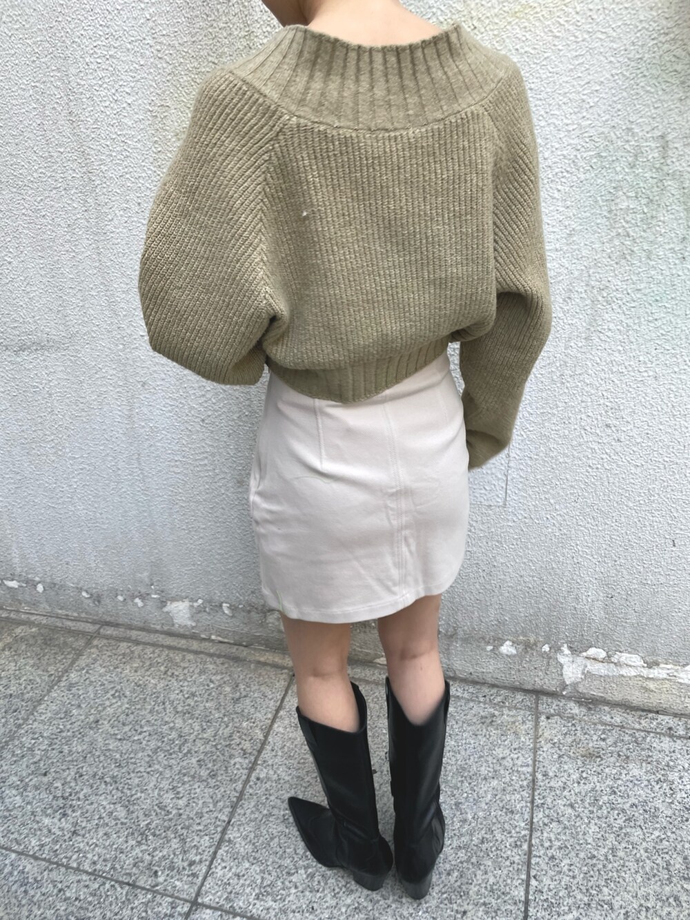 ホワイト系のスカート、ホワイト系のキャミソール、ベージュ系のワンピースを着用したレディースの冬コーディネートの4枚目の写真