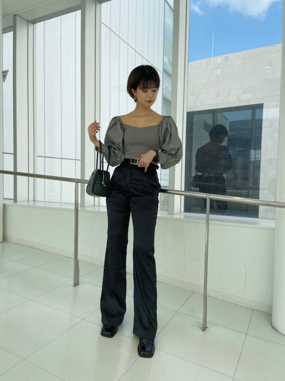 ブラック系のその他パンツ、ブラック系のサンダル、ブラック系のハンドバッグを着用したレディースの冬コーディネートの3枚目の写真