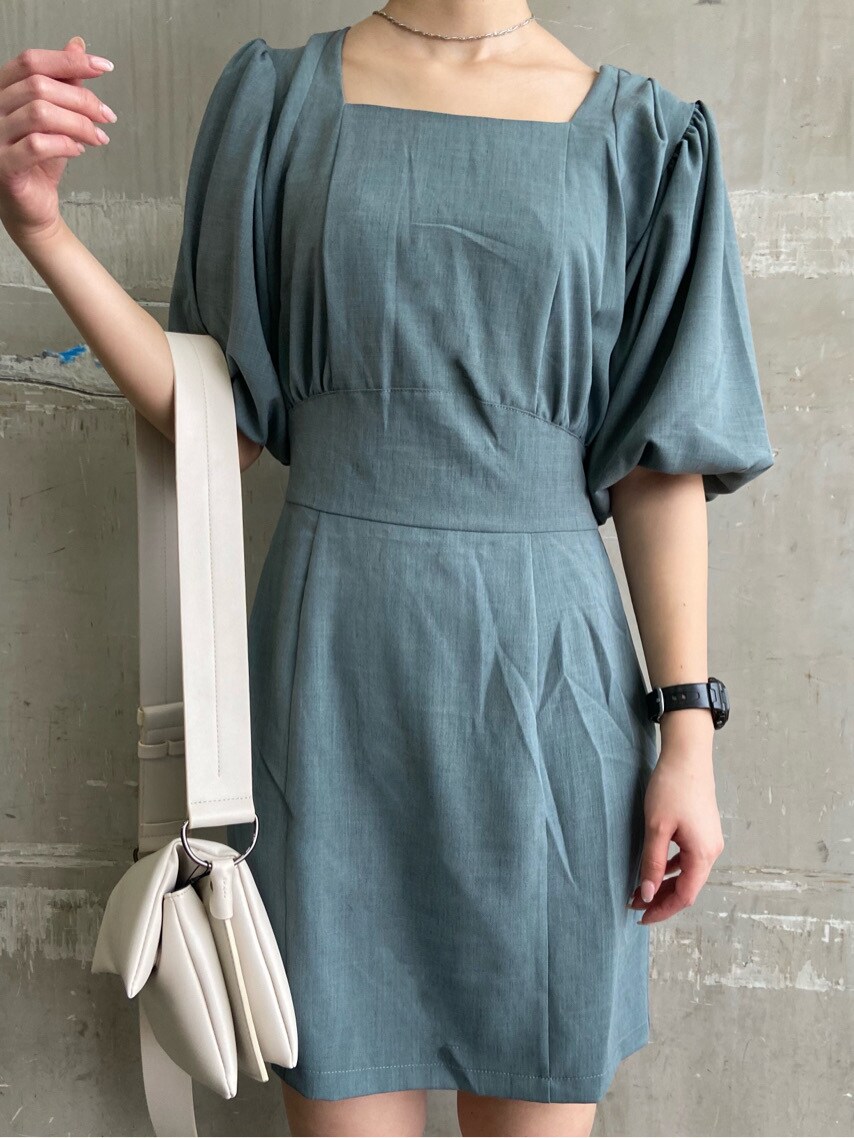 ホワイト系のショルダーバッグ、グリーン系のワンピース、ホワイト系のサンダルを着用したレディースの春コーディネートの4枚目の写真