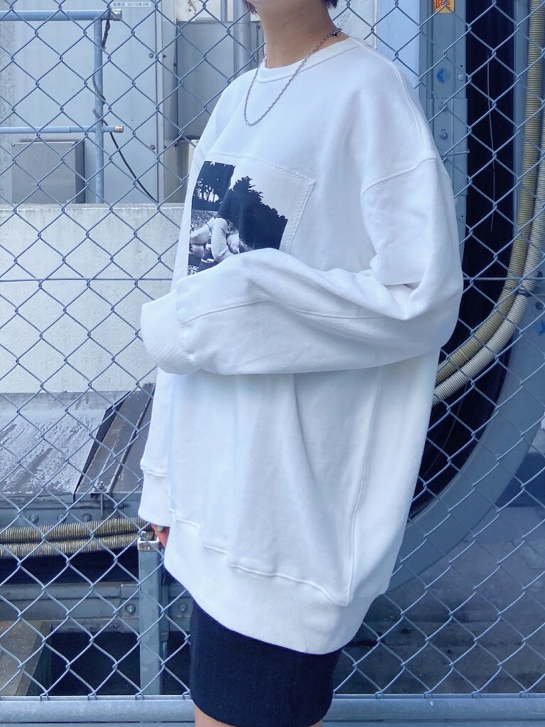 ブラック系のテーラードジャケット、ブラック系のサンダル、ホワイト系のスウェットを着用したレディースの春コーディネートの3枚目の写真