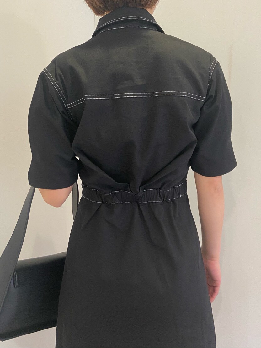 ブラック系のワンピース、ブラック系のサンダル、ブラック系のショルダーバッグを着用したレディースの春コーディネートの4枚目の写真