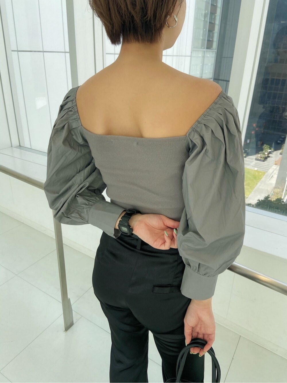 ブラック系のその他パンツ、ブラック系のサンダル、ブラック系のハンドバッグを着用したレディースの冬コーディネートの4枚目の写真