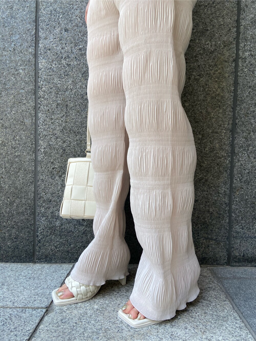 ホワイト系のサンダル、ホワイト系のその他パンツ、ホワイト系のシャツ/ブラウスを着用したレディースの春コーディネートの5枚目の写真