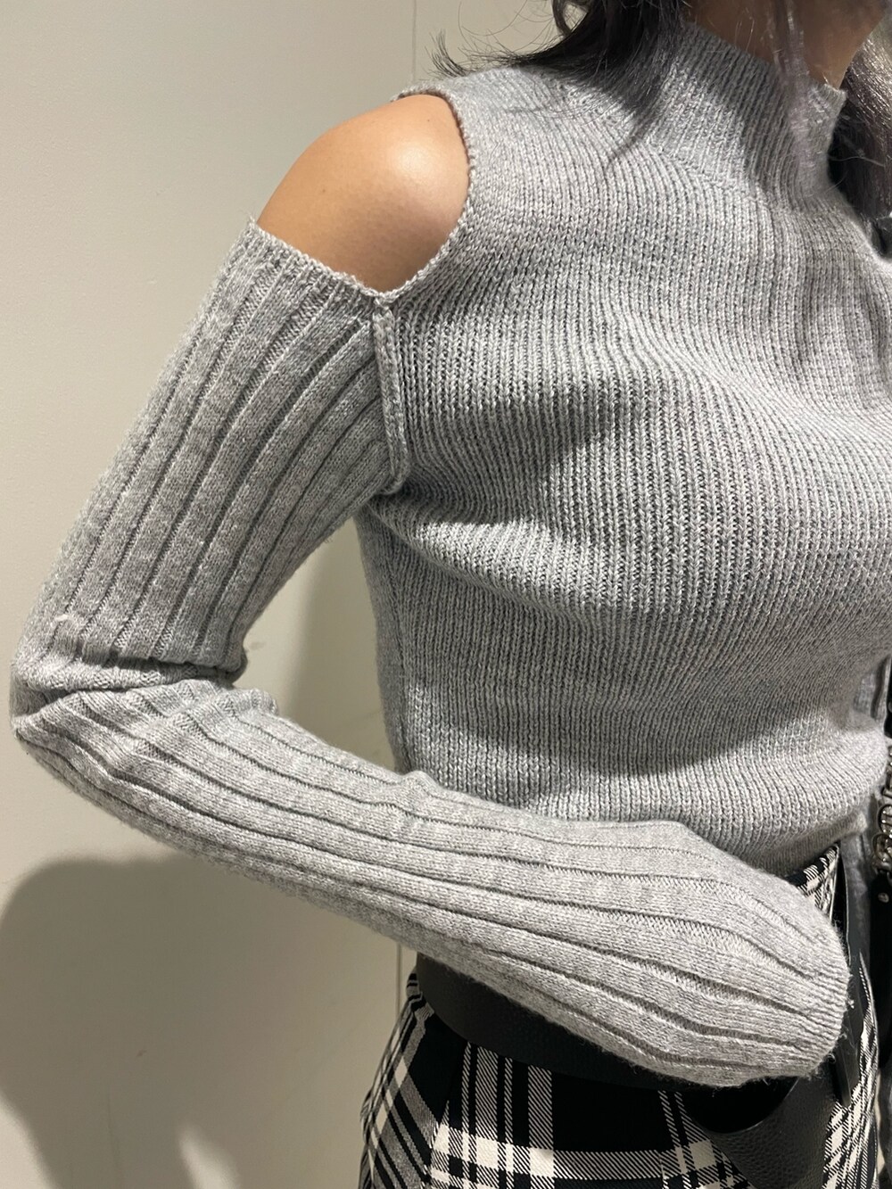 ブラック系のブーツ、グレー系のニット/セーター、ブラック系のスカートを着用したレディースの冬コーディネートの4枚目の写真