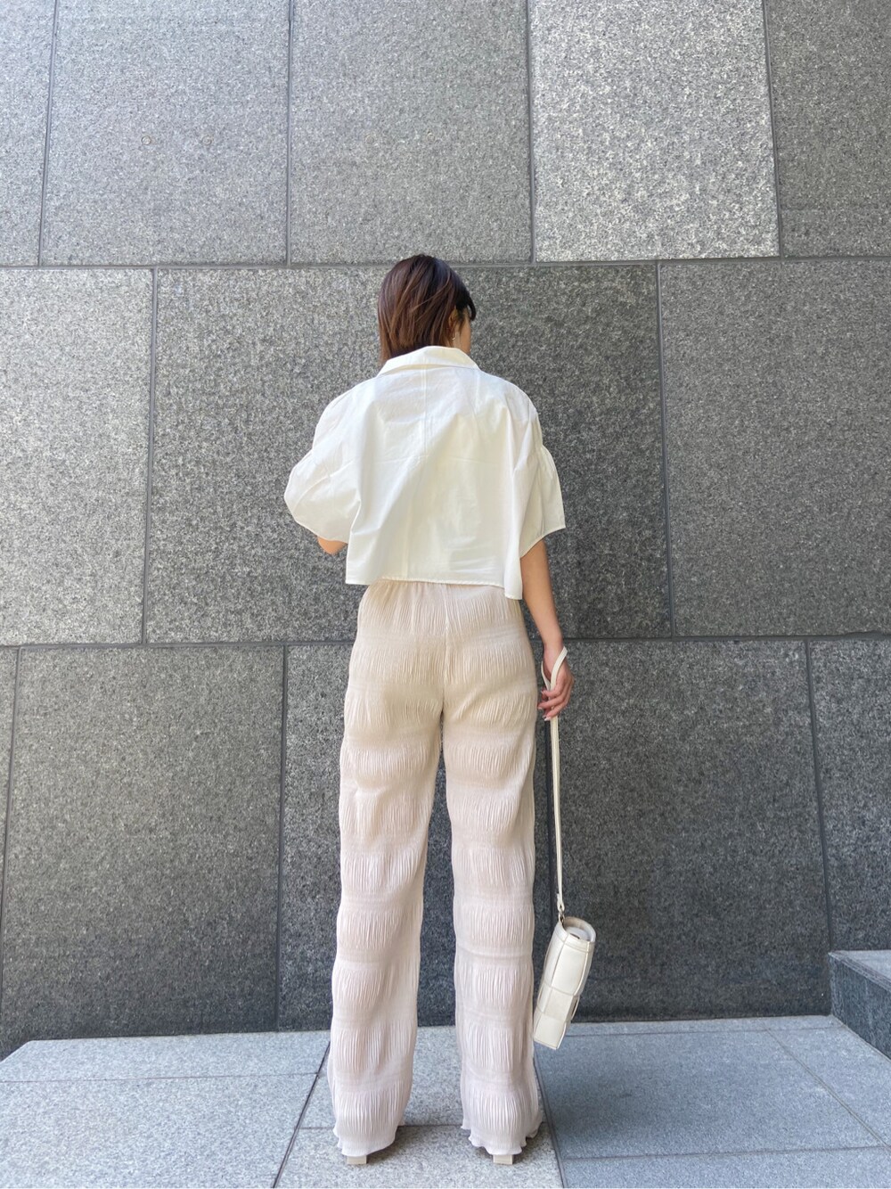 ホワイト系のサンダル、ホワイト系のその他パンツ、ホワイト系のシャツ/ブラウスを着用したレディースの春コーディネートの4枚目の写真