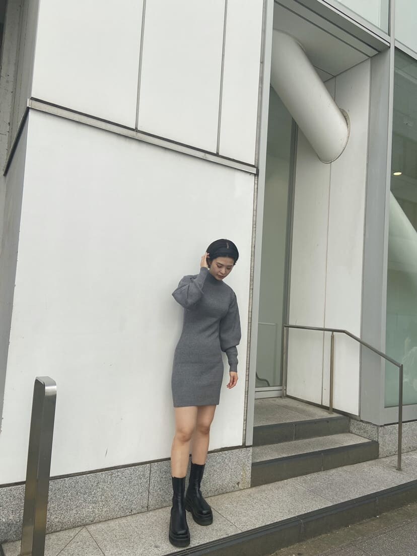 ホワイト系のブルゾン、グレー系のワンピースを着用したレディースの秋コーディネートの3枚目の写真