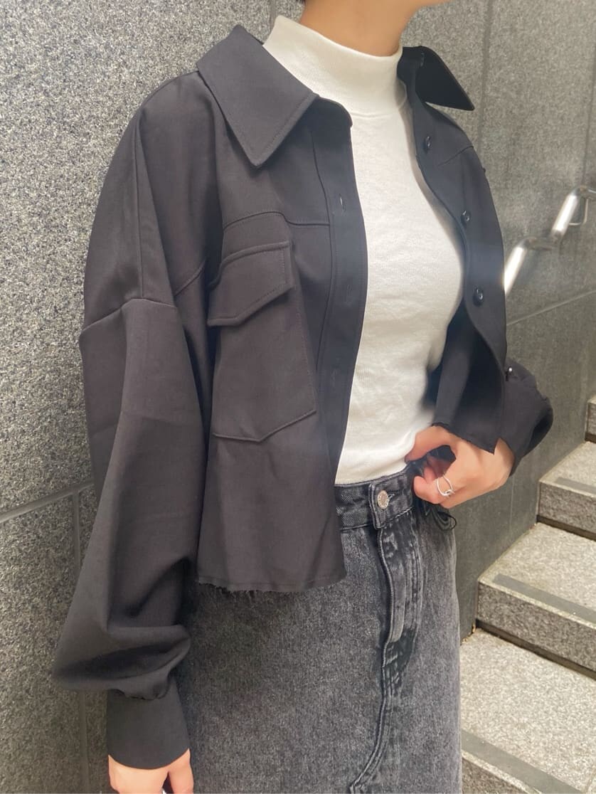 ブラック系のハンドバッグ、ブラック系のテーラードジャケット、ホワイト系のTシャツ/カットソーを着用したレディースの夏コーディネートの2枚目の写真
