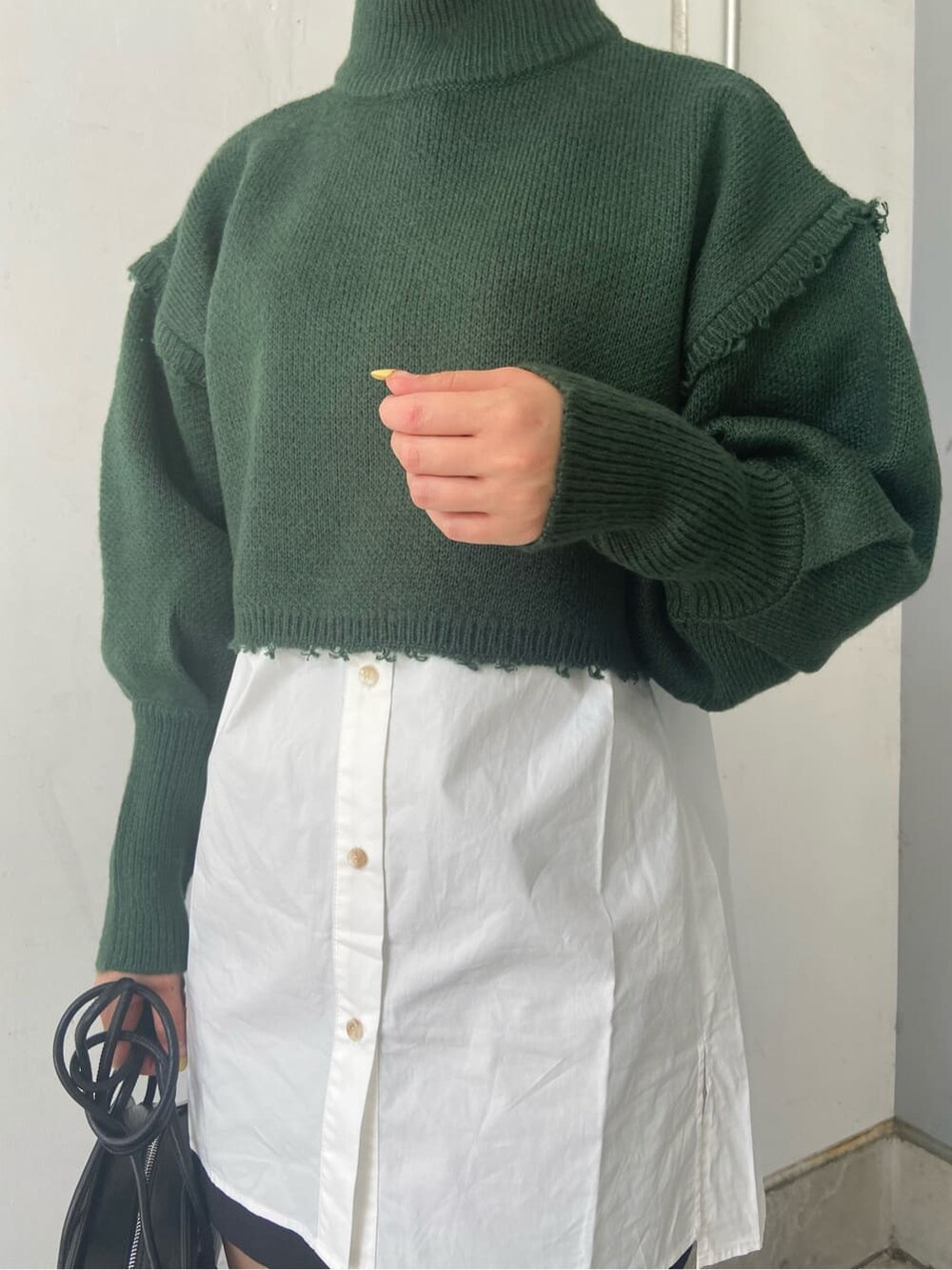 ブラック系のスカート、ブラック系のブーツ、ホワイト系のシャツ/ブラウスを着用したレディースの秋コーディネートの5枚目の写真