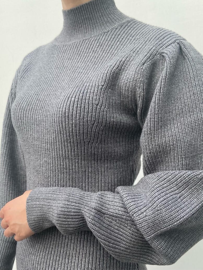 ホワイト系のブルゾン、グレー系のワンピースを着用したレディースの秋コーディネートの6枚目の写真