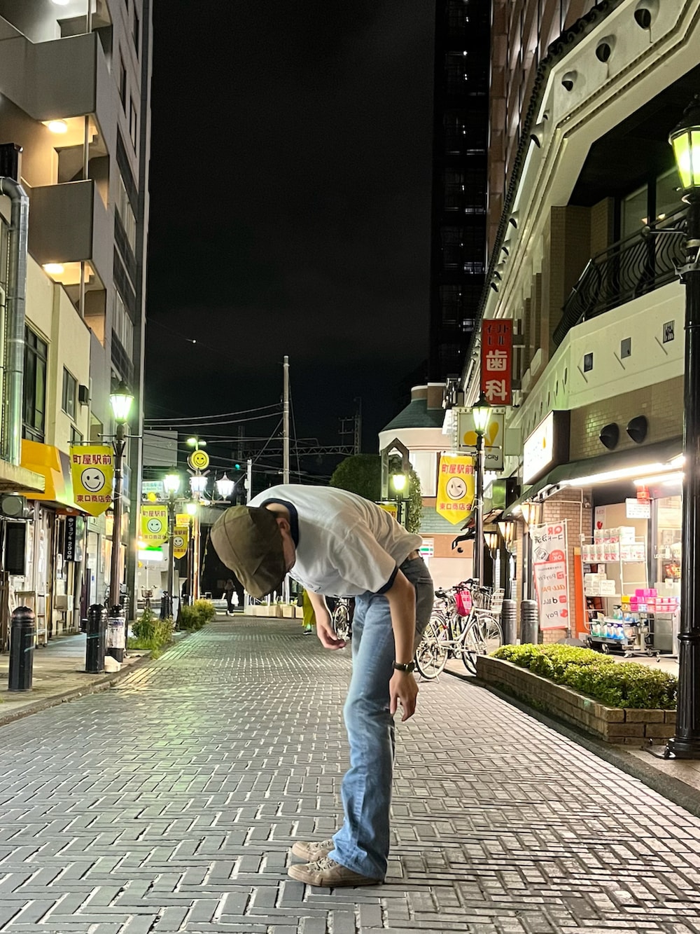 グリーン系のスニーカー、ブルー系のデニムパンツ、ホワイト系のTシャツ/カットソーを着用したメンズの夏コーディネートの2枚目の写真